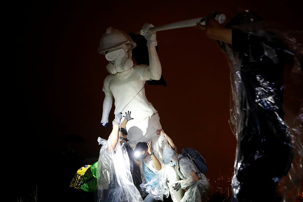 Des manifestants pro-democratie erigent une statue surplombant hong kong