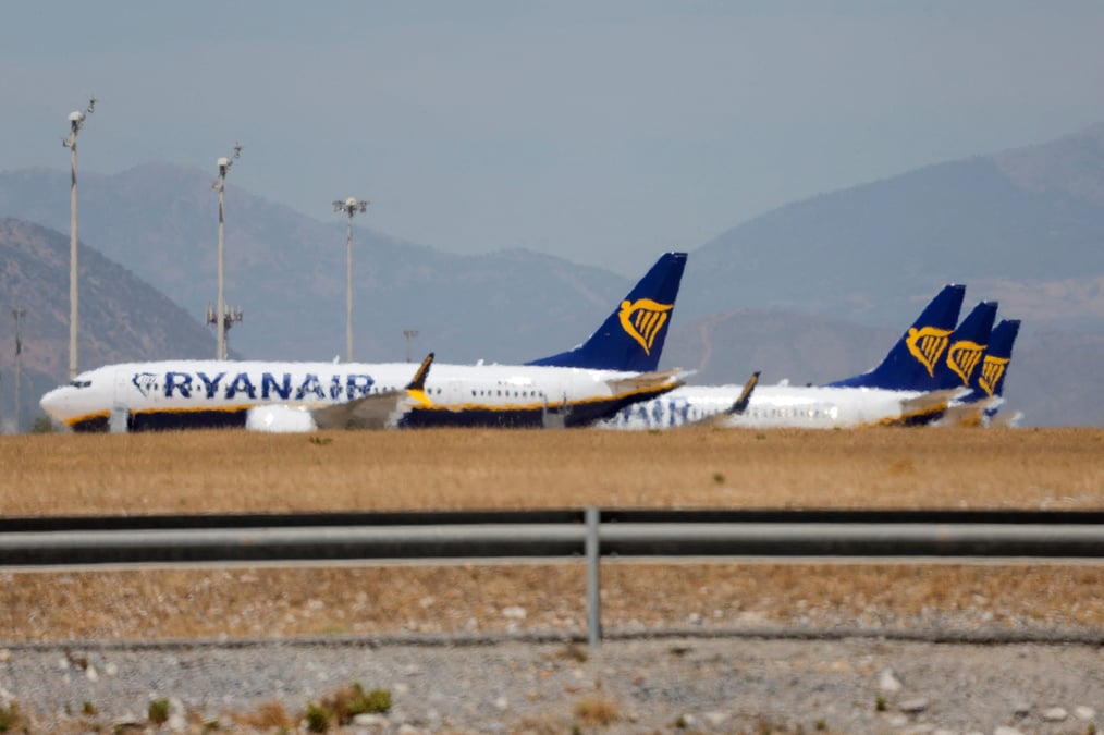 Des avions de ryanair stationnes a l'aeroport de malaga-costa del sol