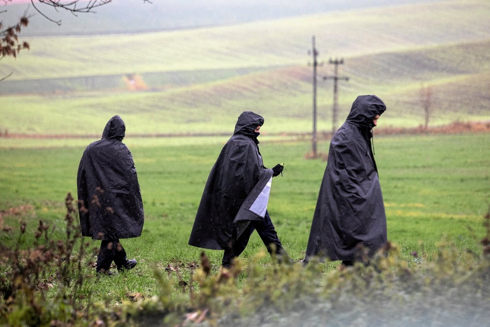Photo d'archives de policiers pres du site d'une explosion dans le village de przewodow