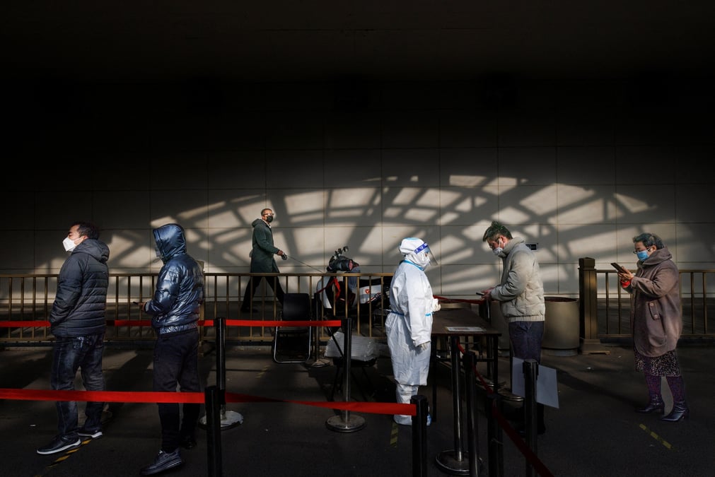 Des personnes font la queue pour passer un test d'acide nucleique alors que l'epidemie de coronavirus (covid-19) se poursuit a pekin