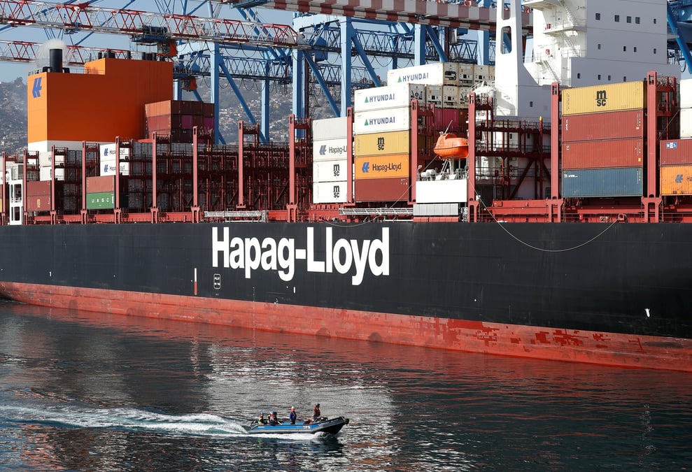 Un navire hapag-lloyd au port de valparaiso, au chili