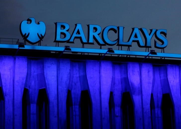 Barclays retablit le dividende plein, profit moins bon que prevu