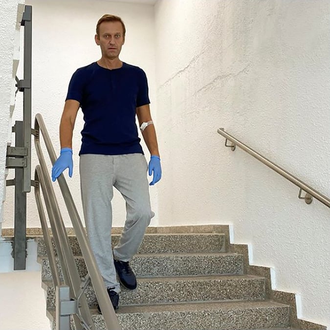 Merkel s'est rendue au chevet de navalny lors de son hospitalisation a berlin, selon der spiegel