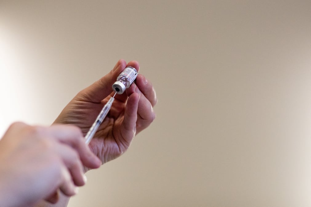 Covid: premiere autorisation du vaccin ciblant le variant omicron en grande-bretagne