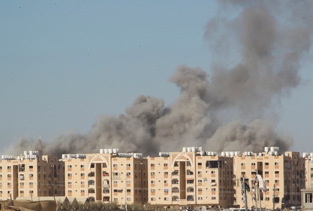 De la fumee s'eleve au-dessus d'immeubles residentiels dans la bande de gaza
