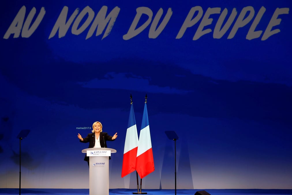 Le pen (25%) devance macron (24%) et fillon (19%), selon un sondage opinionway
