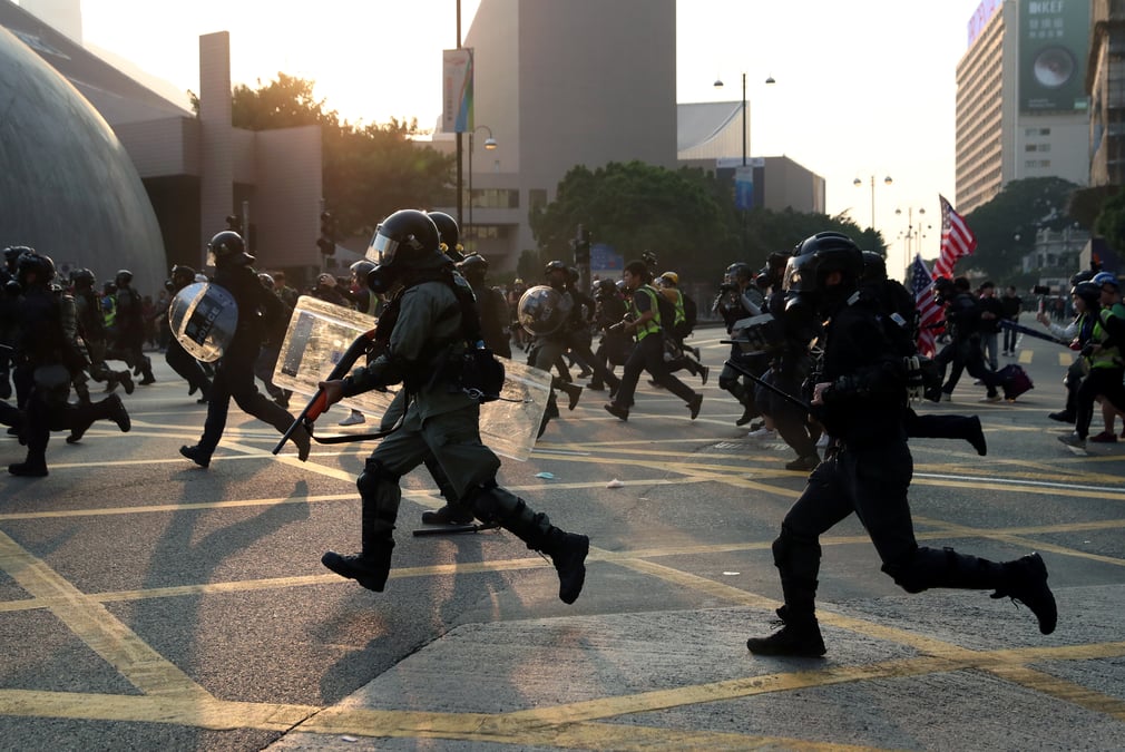 Hong kong: des centaines de manifestants denoncent l'usage de gaz lacrymogene