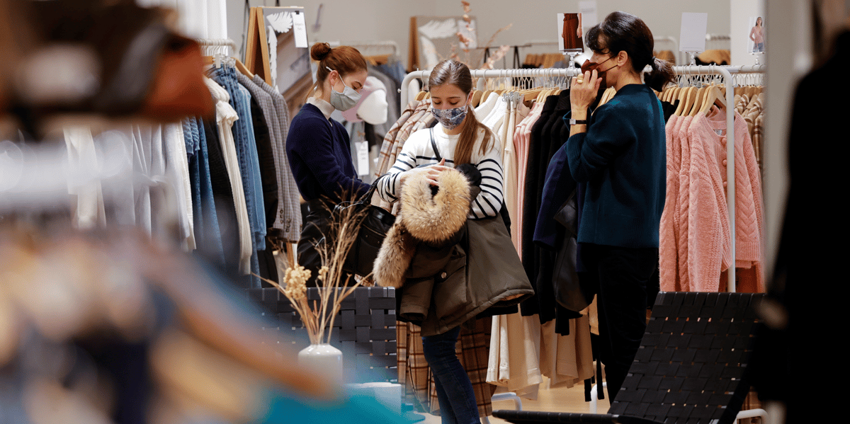 France: les commerces rouvrent pour tenter de limiter la casse en 2020