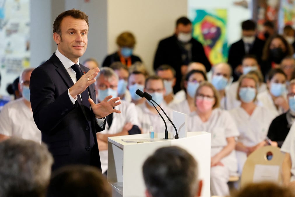 Le president francais emmanuel macron adresse ses voeux de nouvel an au personnel de sante