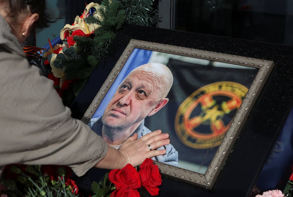 Memorial improvise en l'honneur d'evgueni prigojine, chef du groupe paramilitaire wagner, a saint-petersbourg