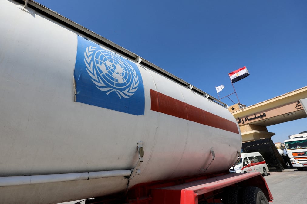 Un camion de l'onu traverse la frontiere entre l'egypte et gaza