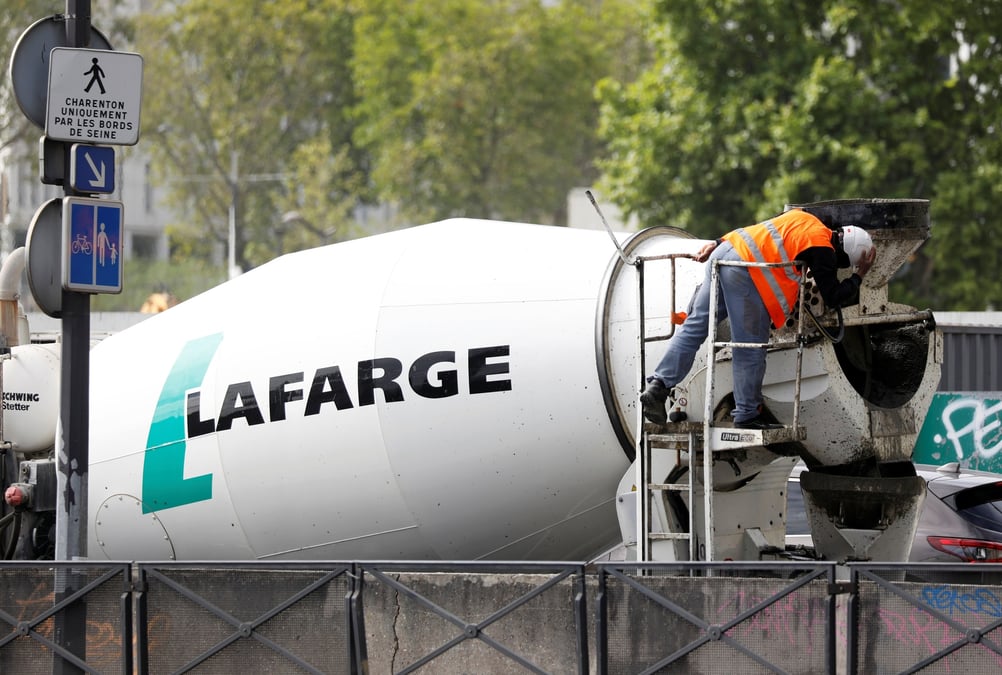 Un camion de lafarge a paris