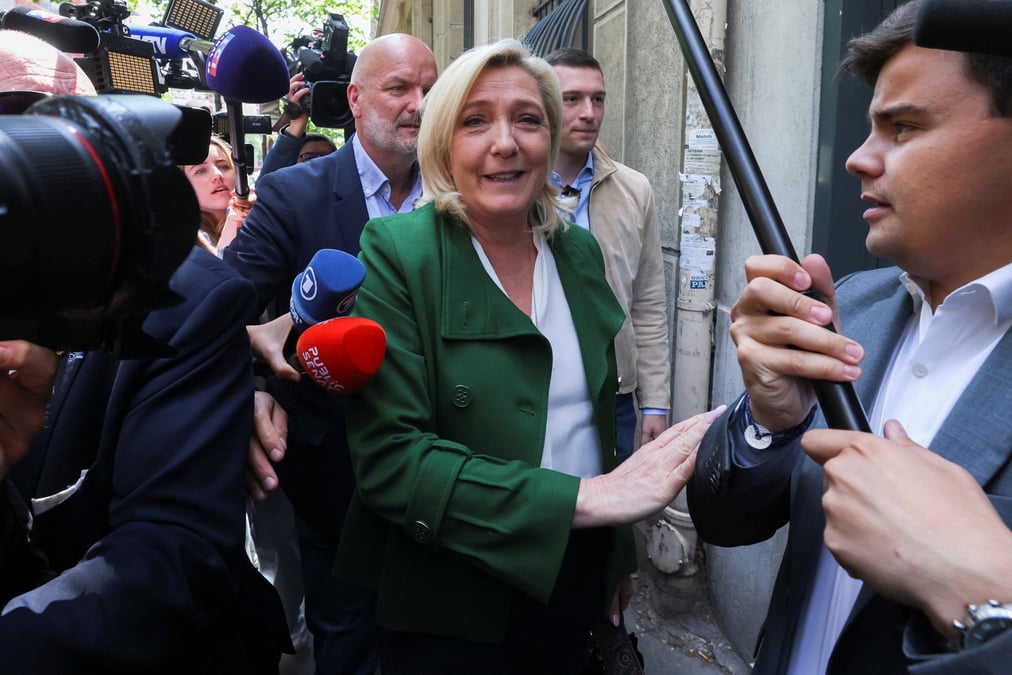 Legislatives: marine le pen se presente en premiere opposante a emmanuel macron