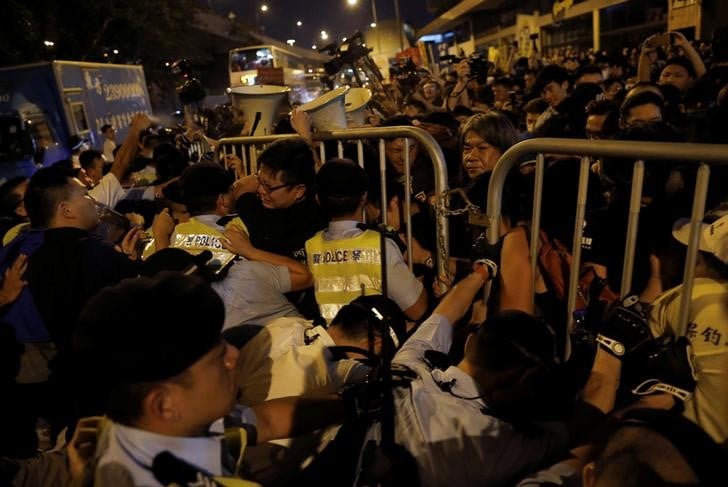 Affrontements a hong kong entre police et militants pro-democratie
