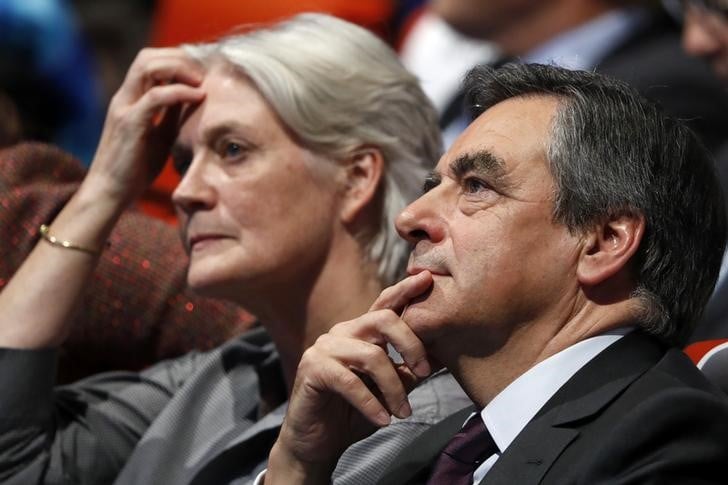 Fillon denonce la "misogynie" a l'encontre de sa femme