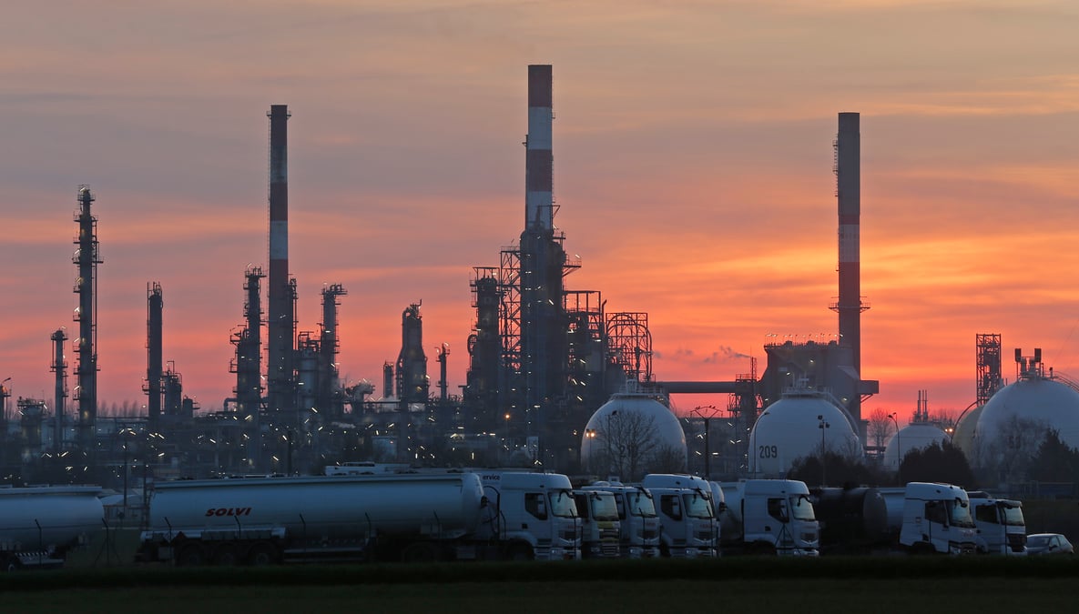 Les salaries de la raffinerie de grandpuits poursuivent les blocages