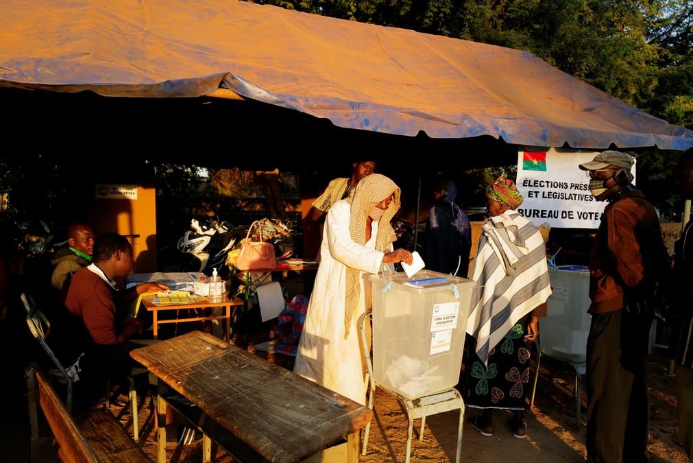 Le burkina faso vote malgre la montee des violences djihadistes