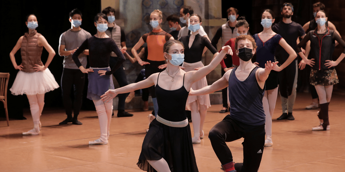 Coronavirus : Des danseurs portant un masque se produisent sur scène durant une répétition du ballet de Don Quichotte au Théâtre de l'Opéra à Nice, le 10 décembre 2020