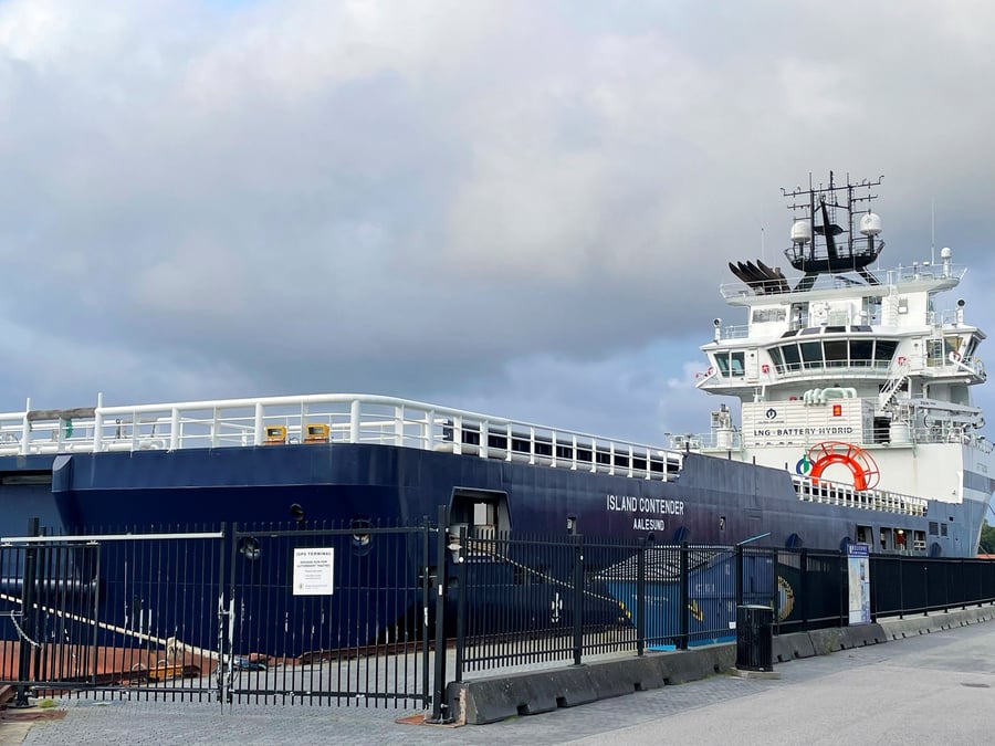 Un navire de ravitaillement pour plates-formes petrolieres et gazieres offshore en norvege