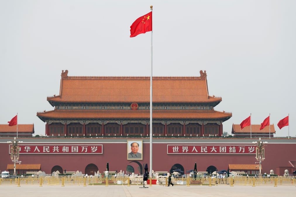 Le drapeau chinois flotte sur la place tiananmen a pekin