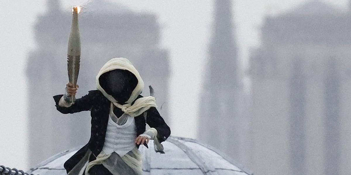 Un des neuf pratiquants de Parkour sur le toit du musée d’Orsay lors de la cérémonie d’ouverture des JO.