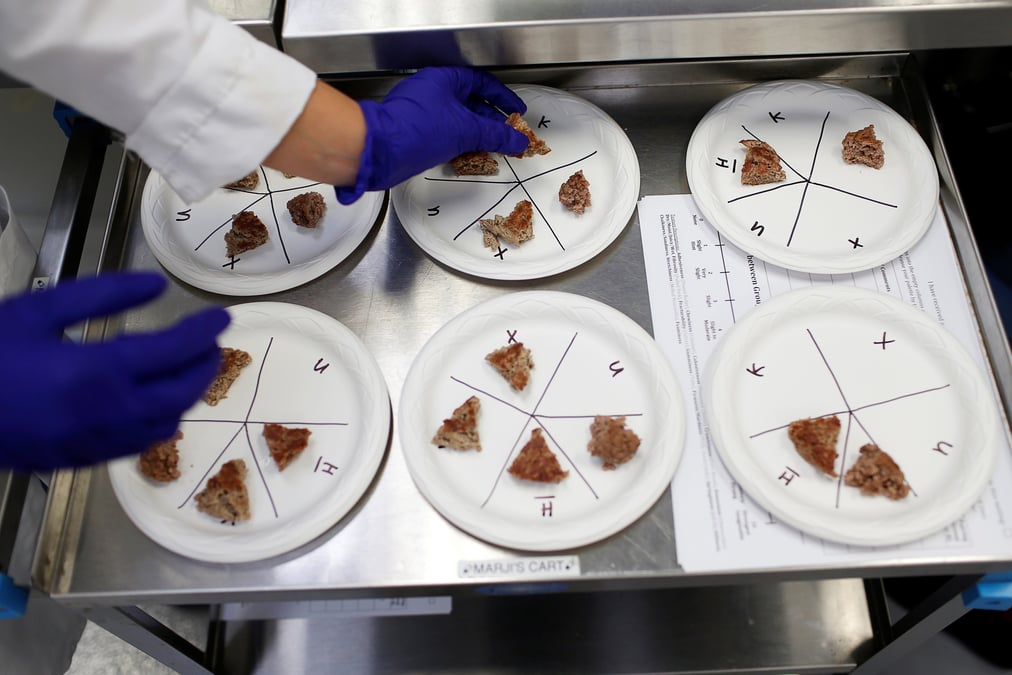 Des portions de steaks vegetaux positionnes lors de tests