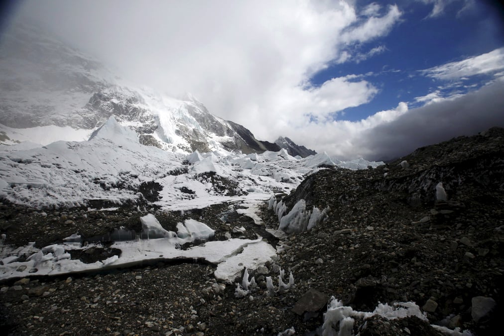 Evacuation d'alpinistes bloques sur l'everest
