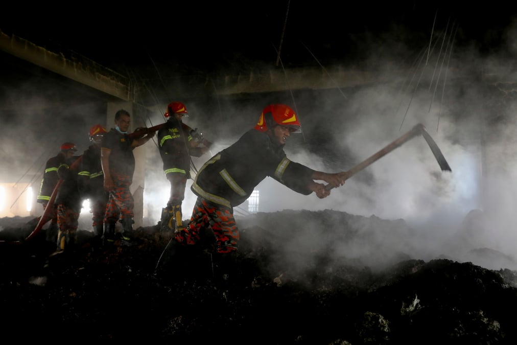Bangladesh: arrestations apres l'incendie d'une usine qui a fait 52 morts