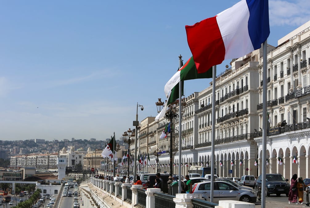 Les drapeaux algerien et francais a alger