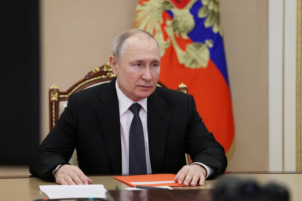 Le president russe vladimir poutine presidant une reunion avec les membres du conseil de securite