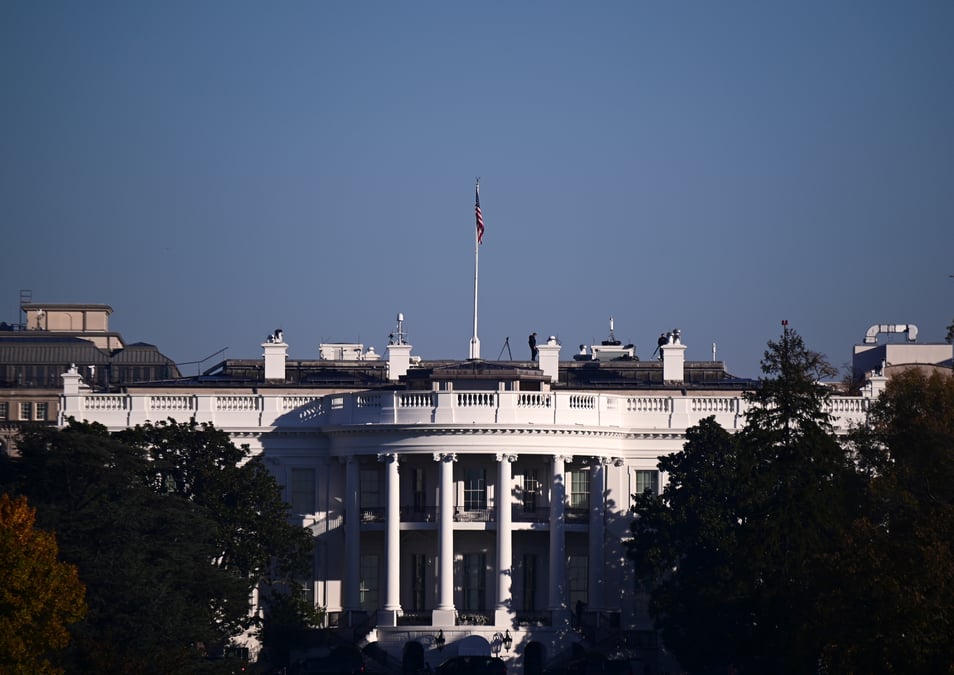 279 grands electeurs pour biden, 214 pour trump et 45 encore a attribuer, selon edison research