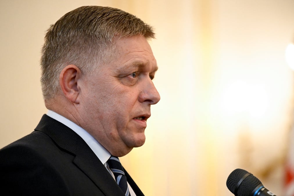 Robert fico lors de sa prise de son fonction