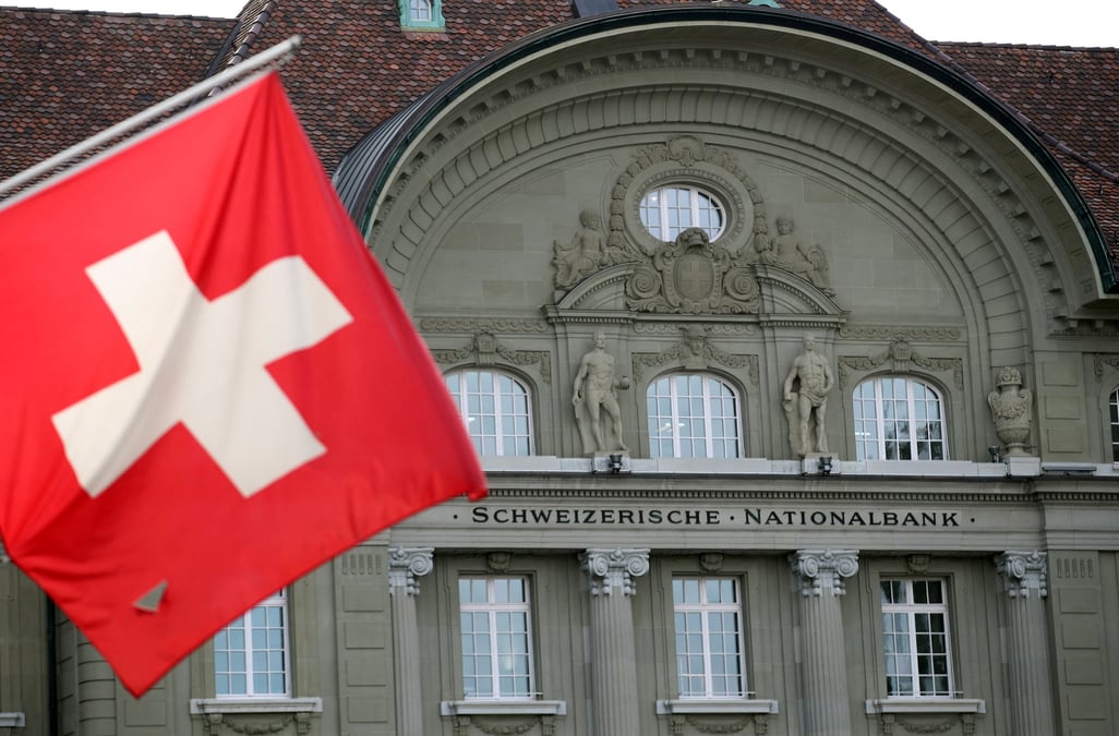 Un drapeau suisse devant la banque nationale suisse (bns) a bern