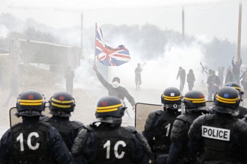 Affrontements lors d'une manifestation pro-refugies a calais