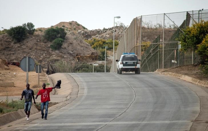 Plusieurs centaines de migrants entrent de force a melilla