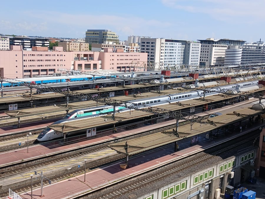 La ligne à grande vitesse Lyon-Paris voit aujourd'hui circuler 240 trains par jour. La mise en place du système ERTMS en 2030 lui permettrait d'augmenter de 25 % le trafic ferroviaire.