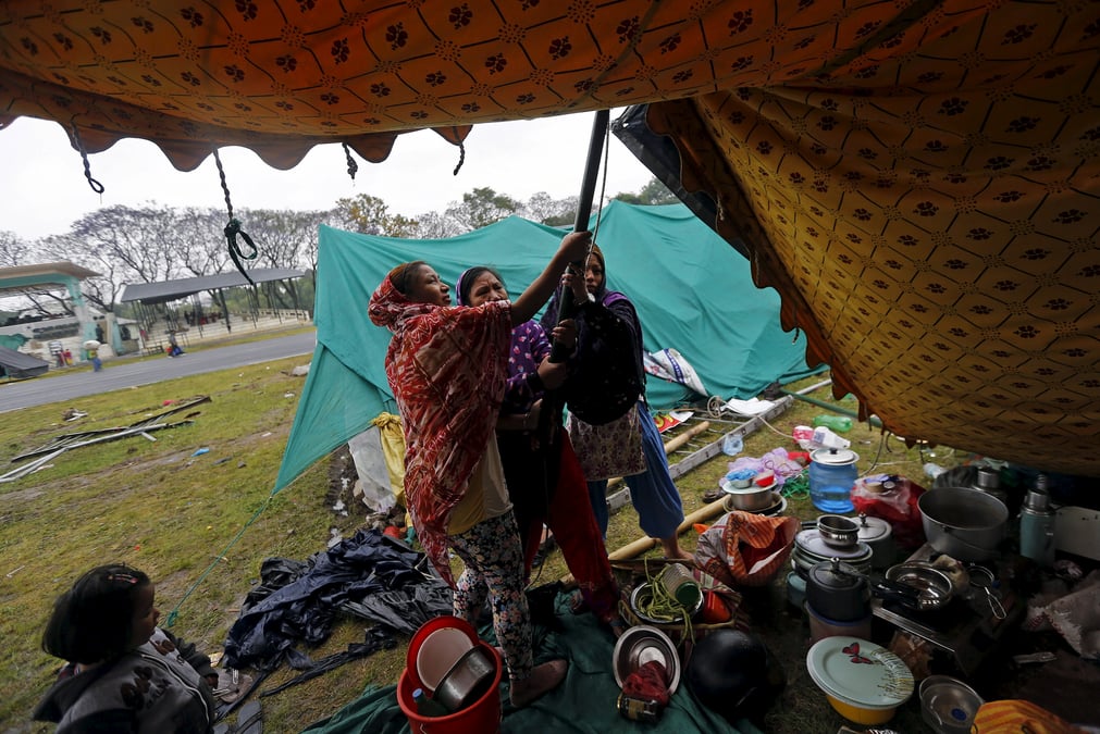Une pluie battante complique les operations de secours au nepal