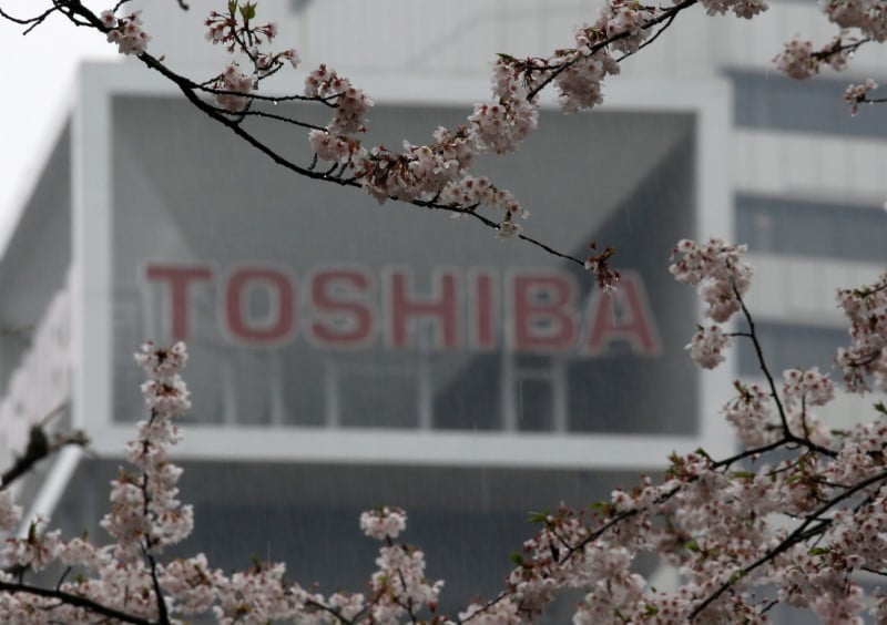 Toshiba recrute un ex-banquier comme pdg et releve sa prevision
