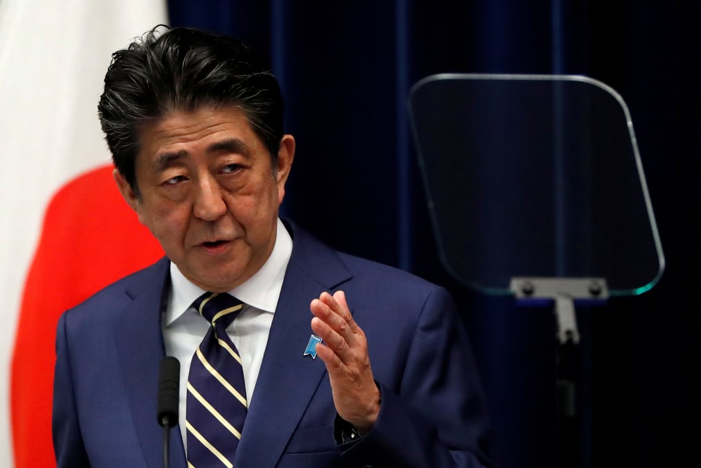 Le premier ministre japonais admis a l'hopital