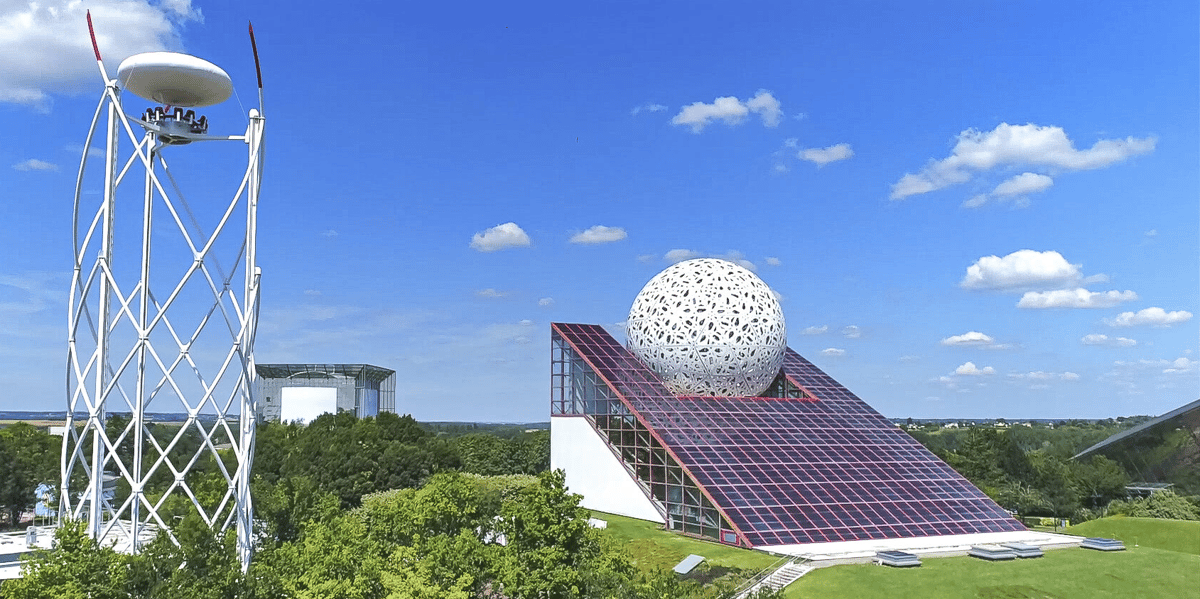 La "Boule", emblème du Futuroscope, va accueillir un lieu de découverte des nouvelles technologies éducatives.