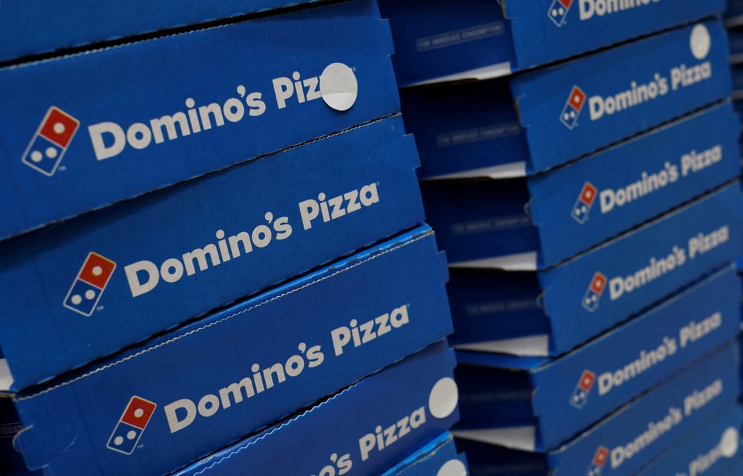 Des boites de pizza domino's dans un restaurant a noida, en inde