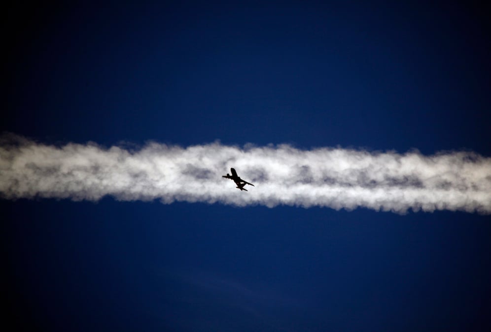Un avion passant sous le sillage d'un autre appareil au-dessus de la ville de padoue, en italie