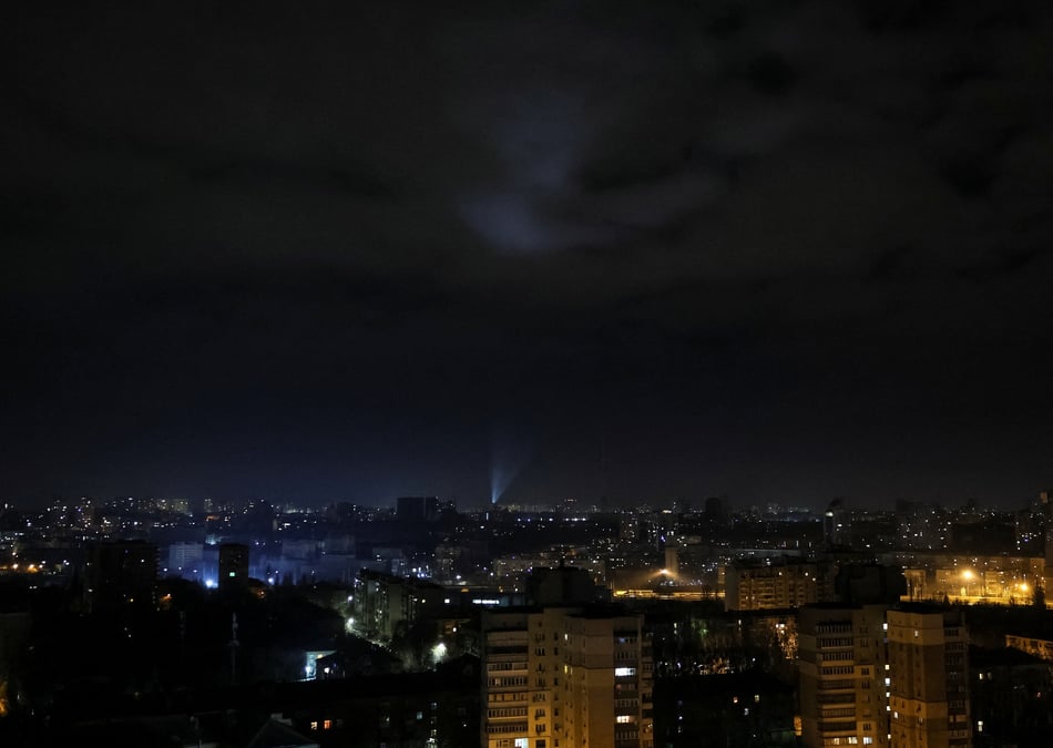 Photo des militaires ukrainiens qui utilisent des projecteurs pour rechercher des drones dans le ciel au-dessus de kyiv