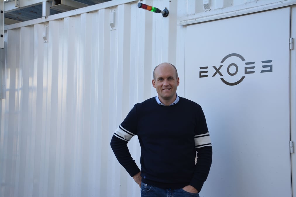 Le PDG d'Exoes Arnaud Desrentes devant un conteneur de test pour composants de véhicule électrique.