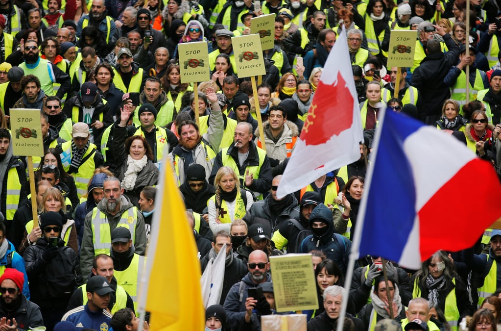 Gilets jaunes: un observateur blesse porte plainte contre la police