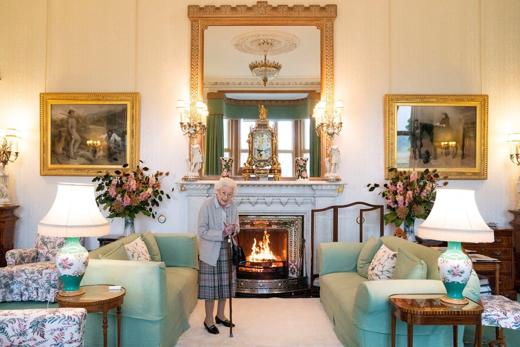 Les medecins inquiets de la sante de la reine elizabeth ii d'angleterre