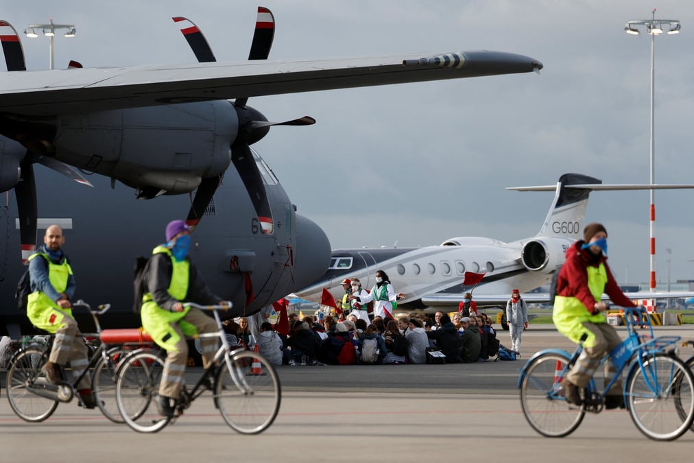 Des militants pour le climat protestent contre les emissions de gaz a effet de serre causees par l'industrie aeronautique a l'aeroport d'amsterdam-schiphol