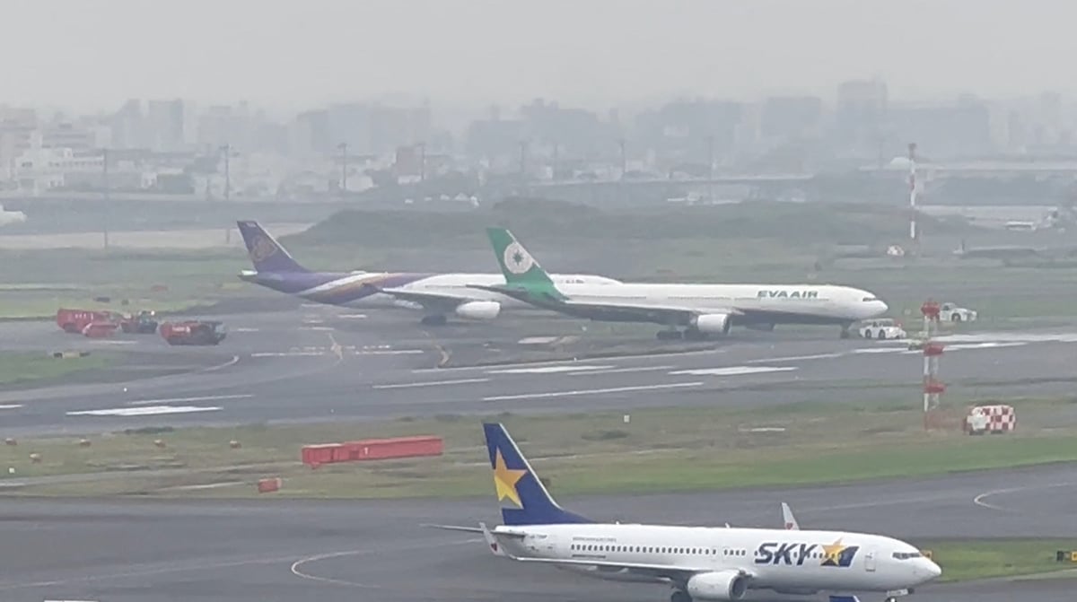 Photo des avions de thai airways et d'eva airways a l'aeroport international de tokyo-haneda
