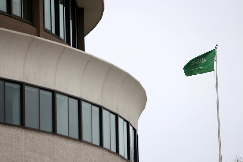 Le drapeau de l'arabie saoudite au-dessus de l'ambassade d'arabie saoudite a washington
