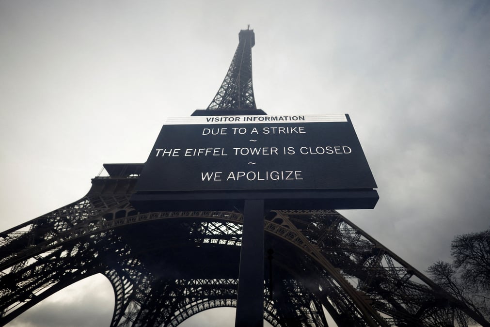 Un panneau signalant la fermeture de la tour eiffel pour greve